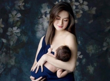 'Mỹ nhân đẹp nhất Philippines' mặc váy trễ ẵm con trai 4 tháng tuổi