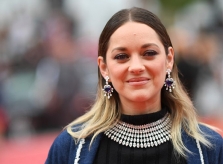 Marion Cotillard mặc quần shorts, áo rách lên thảm đỏ Cannes