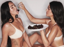 Megan Fox - Kourtney Kardashian: Đôi bạn thân sexy