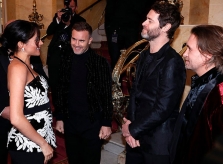 Meghan ôm bụng bầu đi gặp ban nhạc Take That