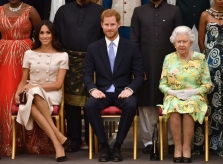 Meghan bị chỉ trích tư thế ngồi 'thiếu tôn trọng' tại sự kiện có Nữ hoàng