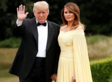 Đệ nhất phu nhân Mỹ Melania Trump lần đầu mặc váy như công chúa