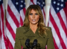 Melania Trump mặc áo 1.500 USD dự đại hội