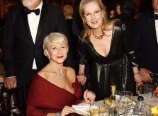 Meryl Streep sửa váy cho Helen Mirren