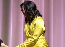 Bà Michelle Obama mặc đầm rực rỡ, nổi bật nhất tuần