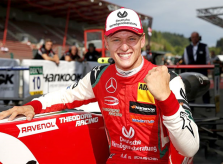 Con trai Michael Schumacher tỏa sáng ở trường đua bố từng vô địch