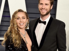 Miley Cyrus đăng ảnh lúc mới yêu Hemsworth, phủ nhận hôn nhân rạn nứt