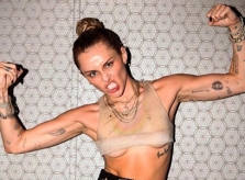 Miley Cyrus đăng ảnh hở ngực sau khi ly hôn