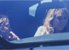 Miley Cyrus lái xe đi chơi với 'người tình đồng giới'
