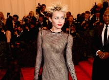 Ngắm Miley Cyrus thay đổi style trước và sau khi cưới Liam Hemsworth
