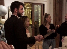 Miley Cyrus và Liam Hemsworth cưới bí mật tại nhà riêng?