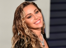 Miley Cyrus hủy diễn, lau nhà cửa vì dịch