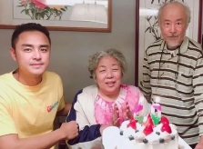 Minh Đạo vỗ về bố mẹ sau vụ anh trai tự tử