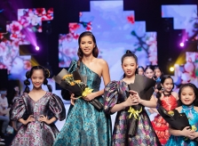 Minh Tú làm vedette của NTK Phương Hồ