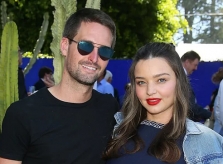 Miranda Kerr 'bế' bụng bầu đi tiệc cùng chồng tỷ phú