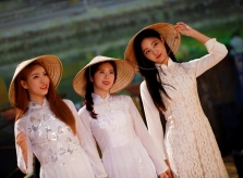 Nhóm nhạc nổi tiếng Hàn Quốc xinh đẹp trong tà áo dài