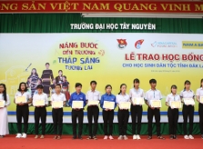 Nam A Bank và Hoa hậu H’Hen Niê trao học bổng tại Đak Lak