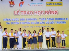 Nam A Bank trao học bổng và tuyên truyền bảo vệ môi trường cho học sinh tỉnh Long An