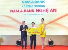 Trao 100 triệu đồng cho Hội nạn nhân chất độc da cam tại lễ khai trương Nam A Bank Nghệ An