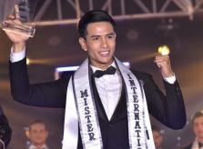 Giành ngôi Nam Vương, Trịnh Bảo được các thí sinh quốc tế chúc mừng bất ngờ