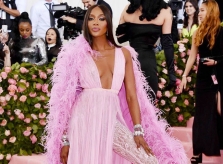 Naomi Campbell vẫn diện váy xuyên thấu ở tuổi 50