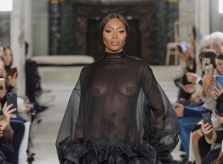 Naomi Campbell lộ ngực trong show Valentino