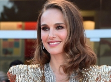 Natalie Portman tỏa sáng trên thảm đỏ Venice với đầm sequin