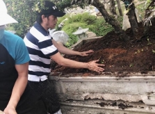 Nghệ sĩ Hoài Linh tự tay dọn dẹp nhà thờ trước lễ giỗ Tổ