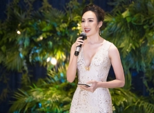 Ngọc Diễm mặc váy xẻ ngực sâu làm MC ở Hà Nội