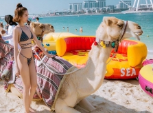 Ngọc Trinh diện bikini dạo biển Dubai