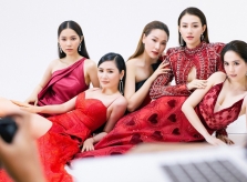Ngọc Trinh cùng dàn mẫu chuẩn bị cho Đêm hội chân dài 12