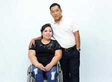 Người chồng ẵm vợ khuyết tật suốt 15 năm