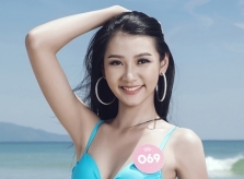 Người đẹp Hoa hậu Việt Nam mặc bikini tạo dáng trước biển