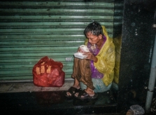 Ảnh người vô gia cư co ro trong đêm mưa lớn ở Sài Gòn gây xúc động