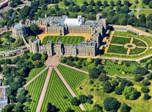 Nhà Kate định chuyển đến Windsor để ở gần Nữ hoàng