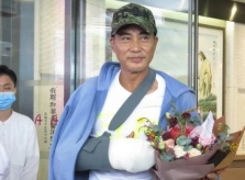 Nhậm Đạt Hoa xuất viện với cánh tay bó bột