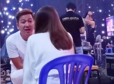 Nhã Phương đến thăm Trường Giang ở trường quay