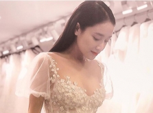 Hé lộ hình ảnh Nhã Phương thử váy cưới trước ngày đính hôn