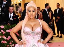 Trước khi tuyên bố giải nghệ, Nicki Minaj hay diện đồ khoe ngực quá đà