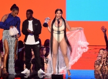 Nicki Minaj nhắc nhở diễn viên công kích Fifth Harmony ở VMA