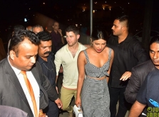 Nick Jonas sang Ấn Độ ra mắt mẹ bạn gái hoa hậu