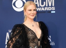 Nicole Kidman tự tin khoe vẻ gợi cảm tuổi 51