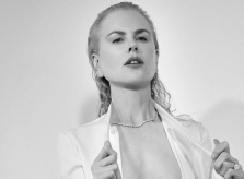 Nicole Kidman phanh áo khoe ngực ở tuổi 52