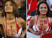 CĐV nữ Peru hứa lột áo lót mỗi lần đội nhà ghi được bàn thắng