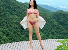 NSND Thu Quế khoe da trắng nõn với bikini ở tuổi 51