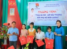 NTK Việt Hùng, NS Quốc Đại, ĐSAD Bích Nhân lan tỏa niềm vui Áo dài cho các cô giáo ở Bình Phước
