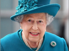 Nữ hoàng Elizabeth II thích mặc đồ màu nổi, đánh son hồng ở tuổi 93