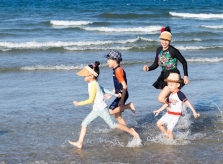 Bốn mẹ con Ốc Thanh Vân nghỉ hè ở Đà Nẵng