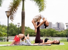 Ảnh sao 28/10: Ốc Thanh Vân tập yoga với các con