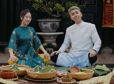 Osad cùng Trang Olive gói bánh chưng, bánh tét